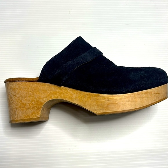 Andre Assous Signature Clogs in Navy - Picture 7 of 10